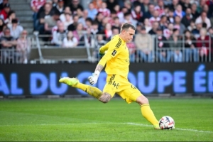 天空体育：维拉接近签下布雷斯特门将比佐特，将担任球队二号门将